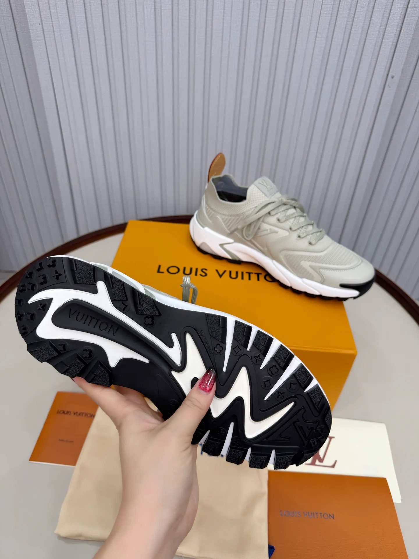 Men's men's shoes pP640! Top version LV Louis Vuitton L Jialu brand Runner Tatic series thick-soled casual sports shoes running shoes original purchase development and production This LV Runner Tatic sports shoe combines fly woven fabric material to interpret the inspiration of traditional mountaineering shoes. The LV letters are written on one side, the Louis Vuitton logo, and the light and wear-resistant rubber outsole complete the whole package. The delivery counter is exquisitely packaged🛍📦 ▪️Fabrics: Original imported custom fly-knit fabric ▪️Inner lining: Original custom-made breathable mesh ▪️Sole: Original molded anti-slip rubber combination material ▪️Sole thickness: 4CM ▪️Size: Men's 39-45